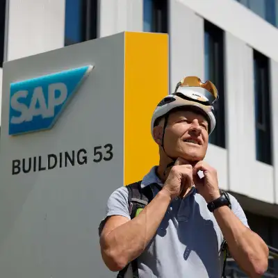 Porträt Frank Erles vor einem Schild mit der Aufschrift "SAP, Building 53" Porträt Frank Erles vor einem Schild mit der Aufschrift "SAP, Building 53"