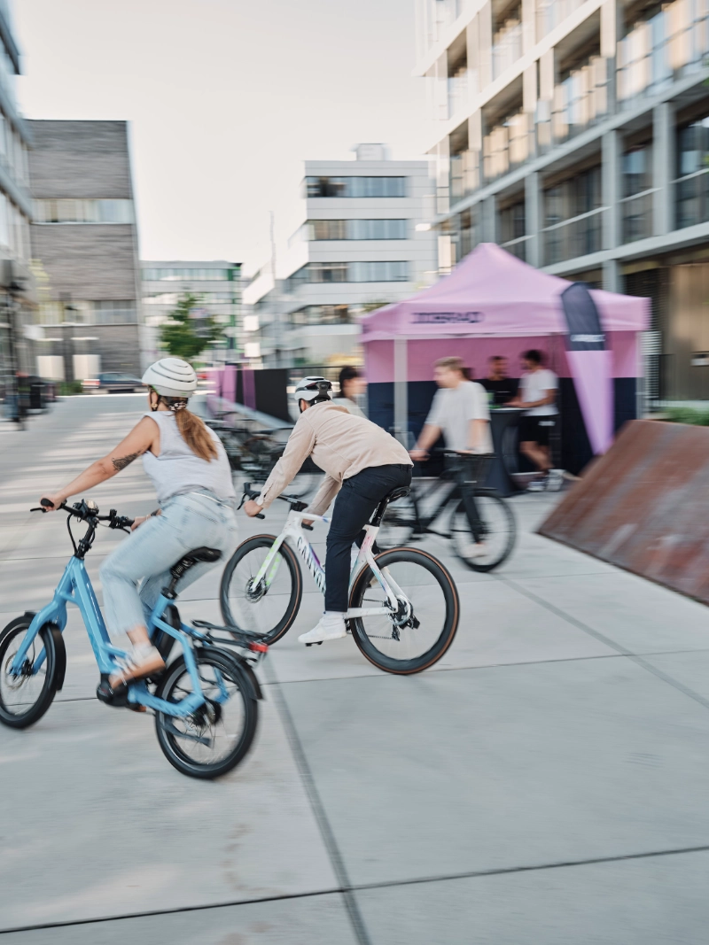 Einige Radlerinnen auf Probefahrt am Demoday Einige Radlerinnen auf Probefahrt am Demoday