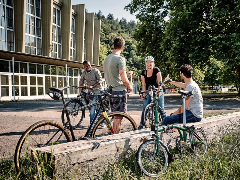 Gruppe diverser Fahrradfahrer Pause Gruppe diverser Fahrradfahrer Pause