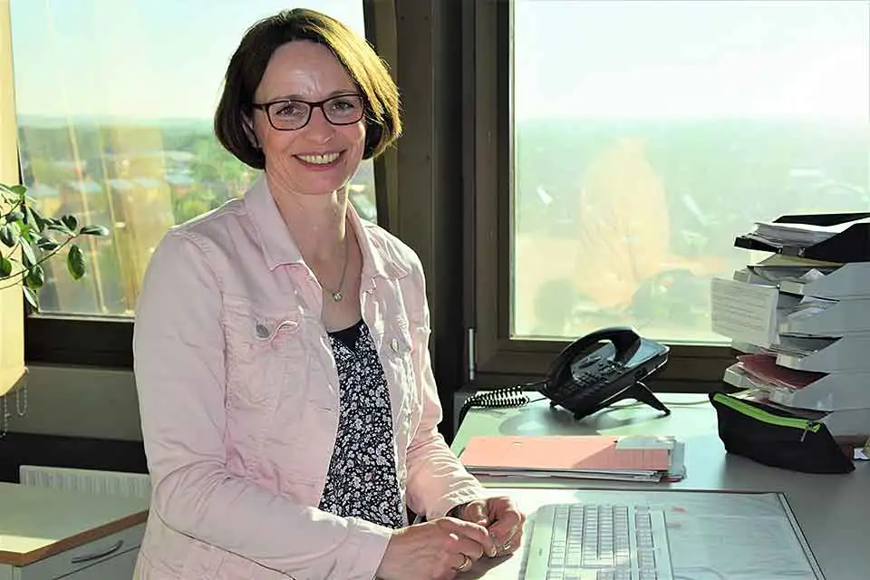 Marion Sievers aus Dithmarschen an ihrem Arbeitsplatz im oberen Stockwerk eines Hochhauses